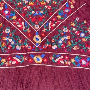 Embroidered flowy dress - Maroon